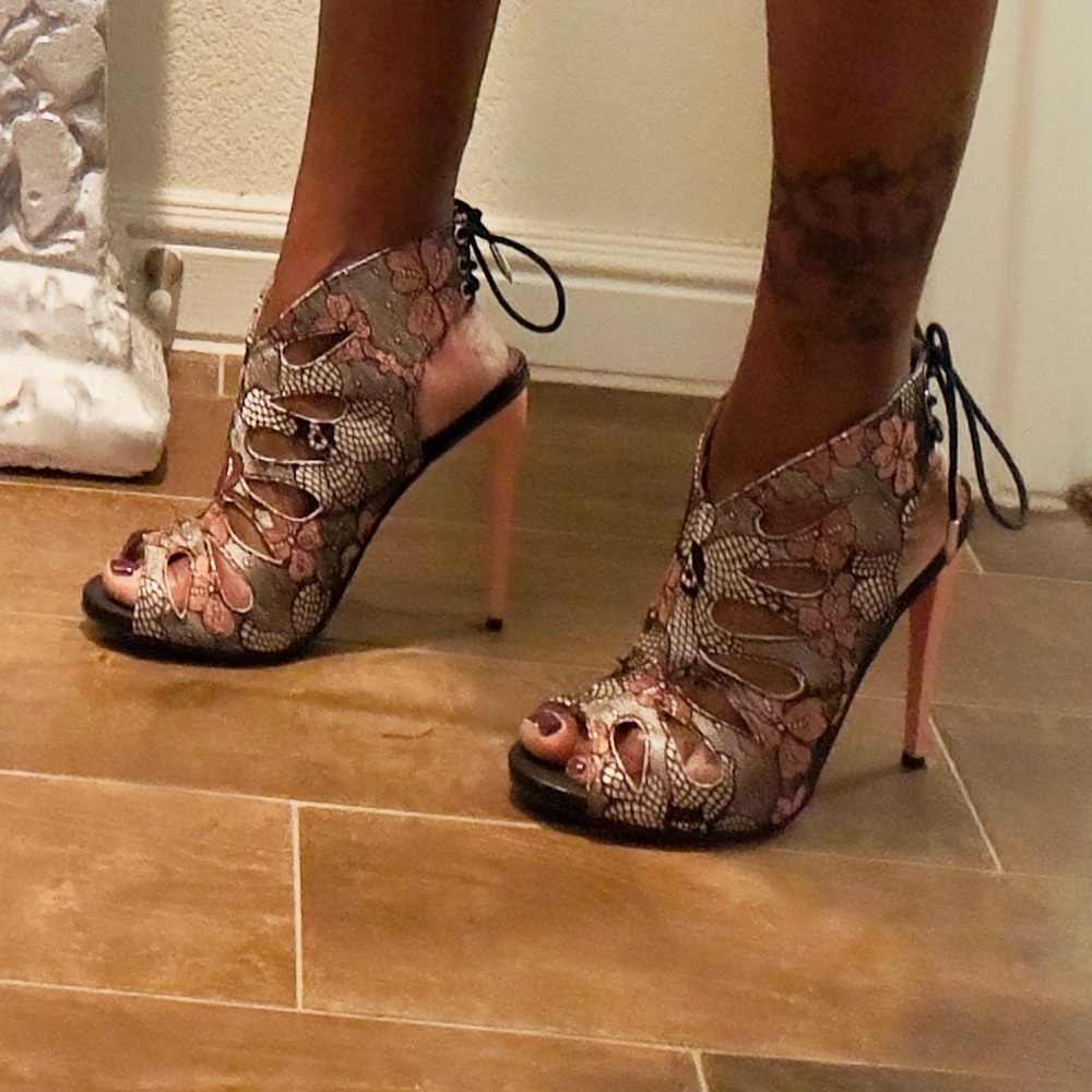 Pink laced heels - Picture 2 of 5